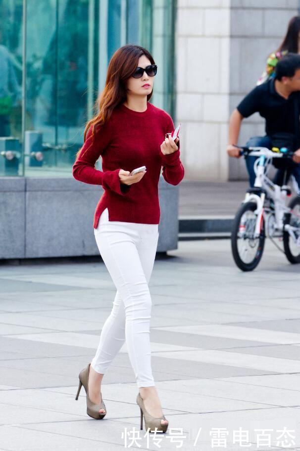 美女白色休闲裤内搭黑色的背心，彰显出自己靓丽自信的一面