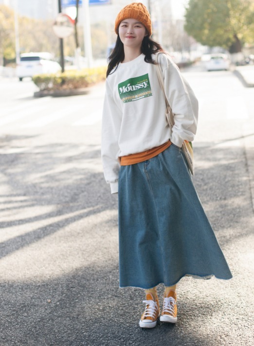 下半身|秋季如何穿搭?牛仔外套搭配半身裙,普通女生也能穿出高级感