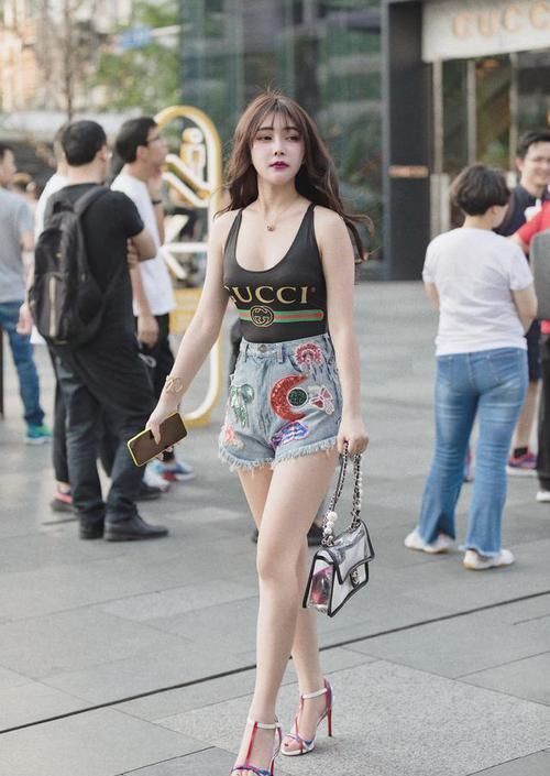 高跟儿 清凉又百搭的牛仔短裤，可以从音乐节，一直时髦到街头的日常穿搭