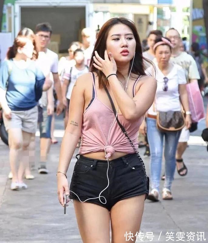 妹纸 微胖的小姐姐身穿牛仔短裤大秀小粗腿, 肥而不腻!