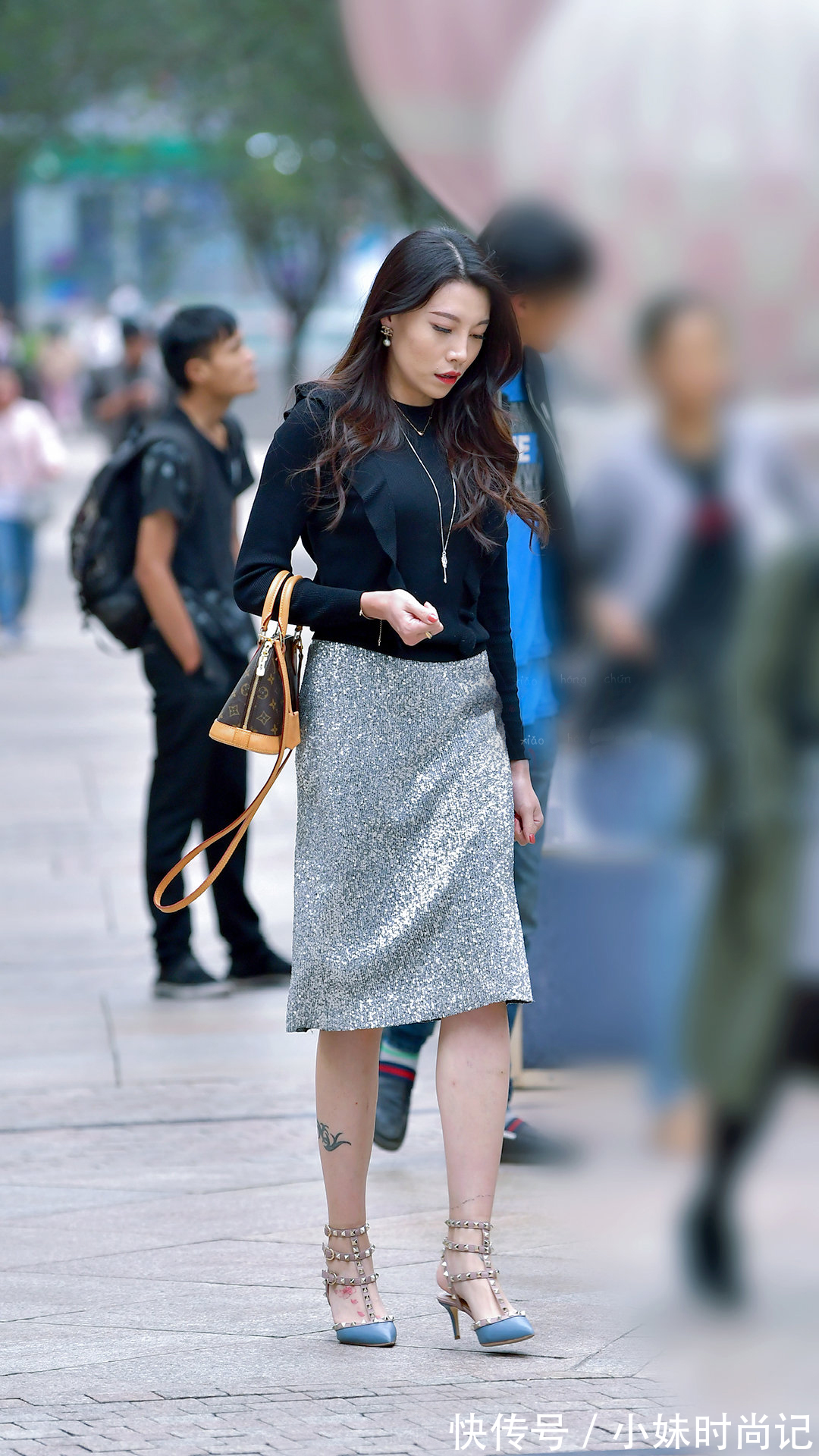 小姐姐 黑色荷叶边长袖衫,配银灰色半身裙,优雅美丽又气韵十足