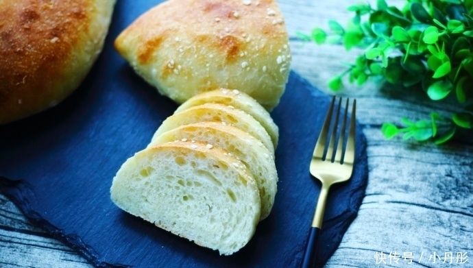 做这款面包,不需要揉面,无糖少油,外酥内软,当早餐营养味道好