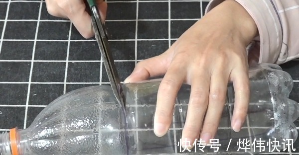 大号|大号塑料瓶不要扔，剪几刀挂在马桶边，全家人都抢着用，太棒了！