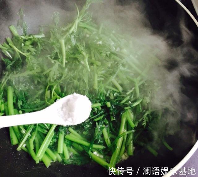 晚上失眠睡不好,试试多吃这菜,2元能买1大捆,随便一炒很好吃