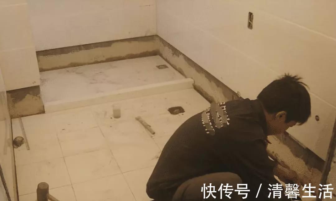 麻烦|卫生间贴砖，若发觉墙上“留白”，说明装修工靠谱，记得塞包烟！