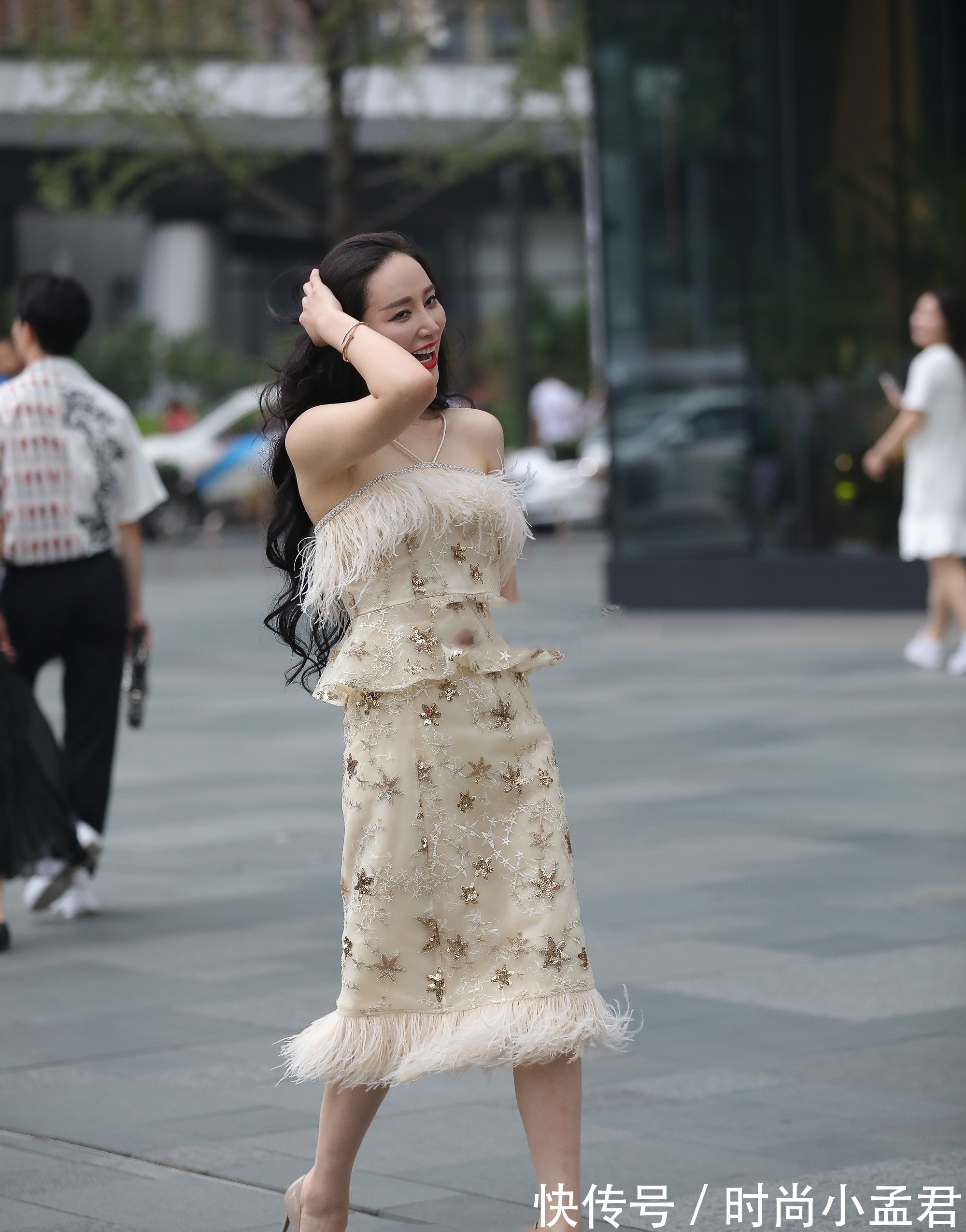 高跟鞋|独特设计两根带子“挂”在脖子上,时尚款裙子,显优美曲线