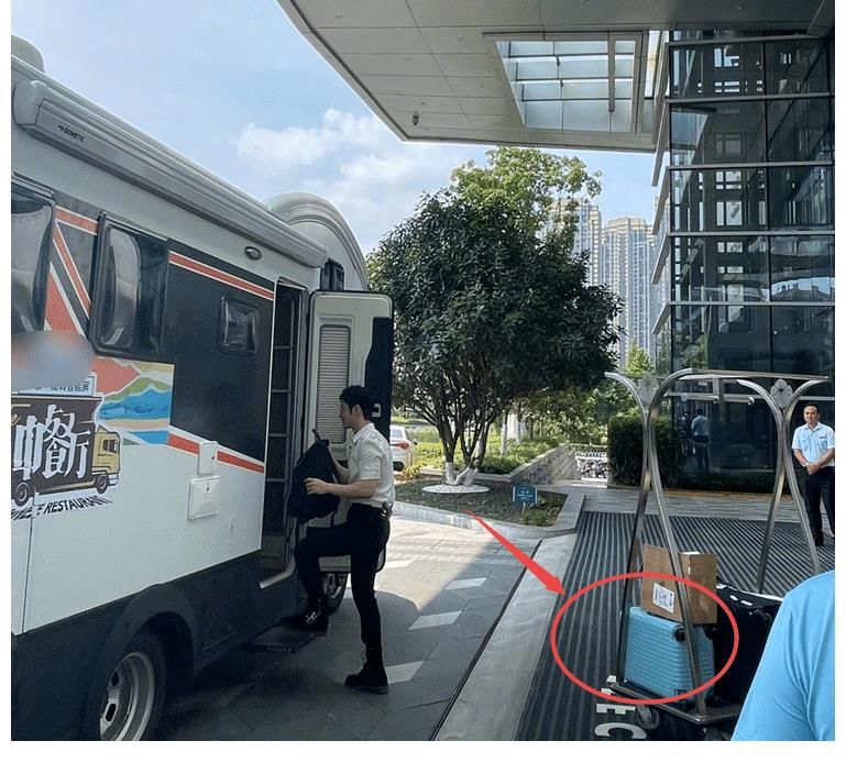 丁真|黃曉明開拍中餐廳5！新造型清爽帥氣，連腰身比例也好絕