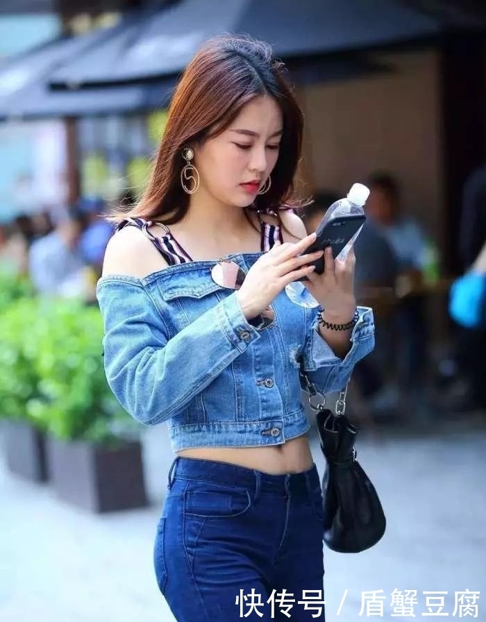 紧身|街拍：女生蓝色紧身搭配，颜值出众！