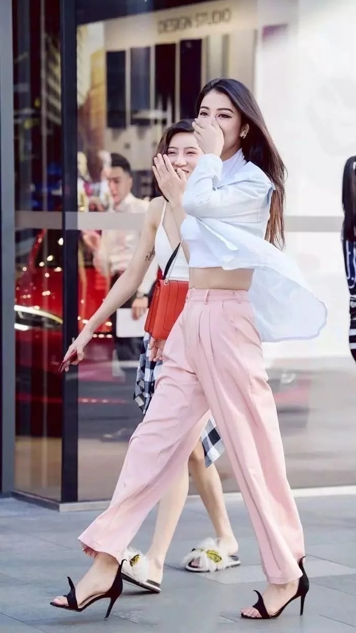 美女|街拍：精致潮流的穿搭，穿出娇俏动人的感觉，美女好看又养眼