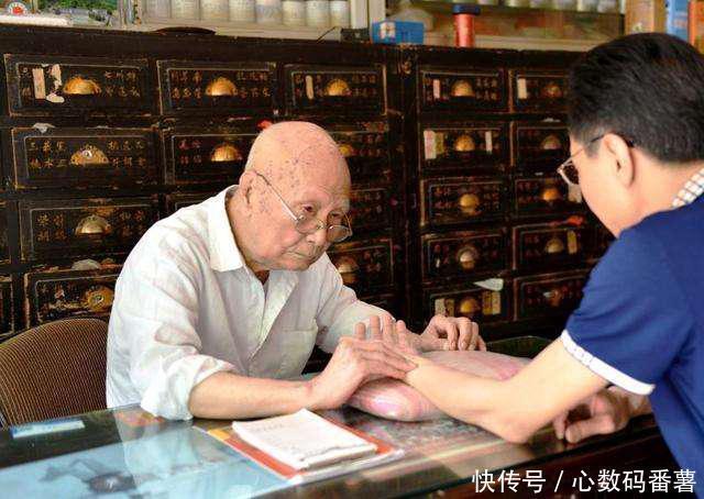 医生|老年人失眠怎么办？医生直言：少吃2白，做好1事，睡觉很香甜