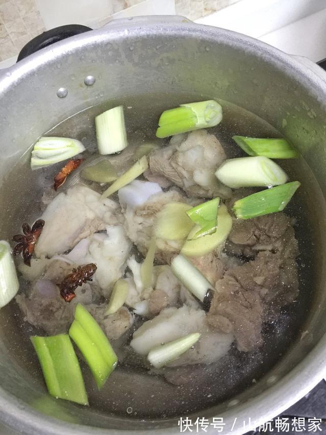 骨头|面馆骨头汤里加了什么?喝起来特别香浓,多方打听,我才知道原因