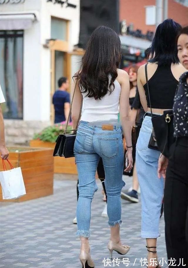 高跟鞋 白色高领背心搭配蓝色破洞牛仔打底裤,街头感十足,气质风华绝代