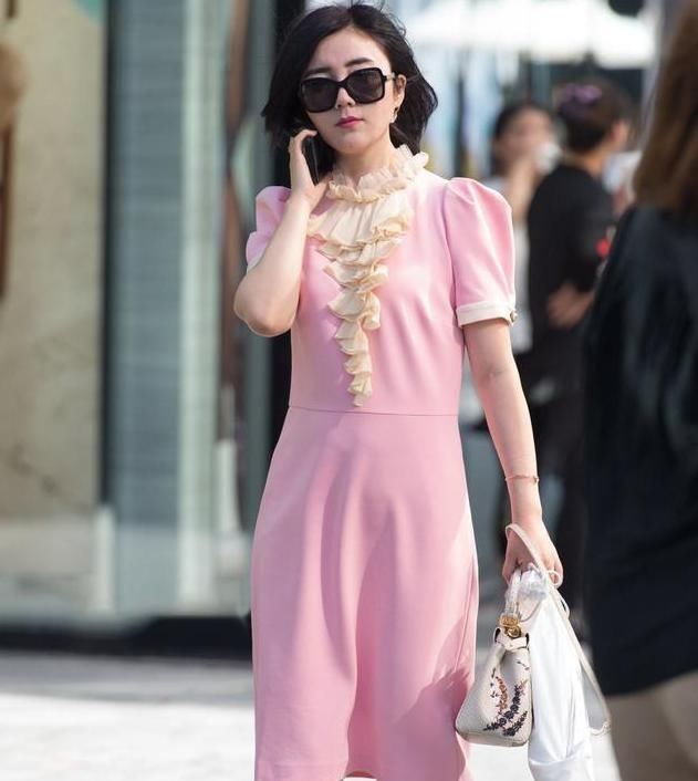 连衣裙的打扮好看又是上镜，展现女神的自信，好看又不简单