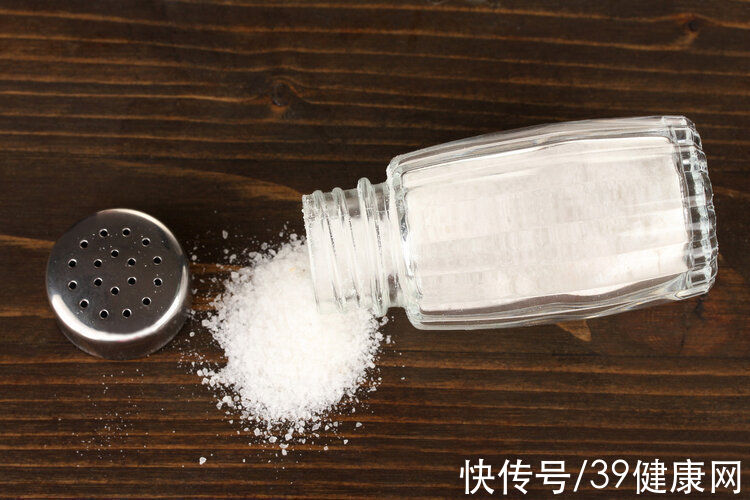 钠盐|身体出现4个迹象，说明你吃“盐”太多了！现在赶紧限制还不晚
