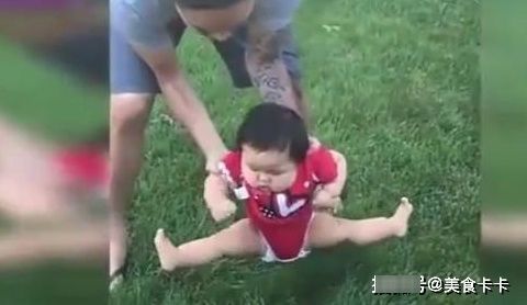 宝宝|1岁萌娃逛公园，爸爸想把他放草坪上，接下来宝宝的举动笑翻妈妈