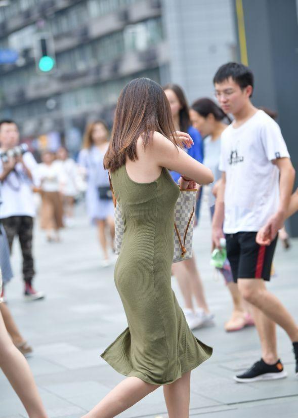 肥胖感|微胖“小坦克”出街,牛仔裤搭配短款上衣,是个男人都要回头看