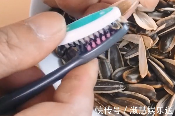 2个旧牙刷绑在一起太厉害了,我也是今天才知道,一年能省不少钱