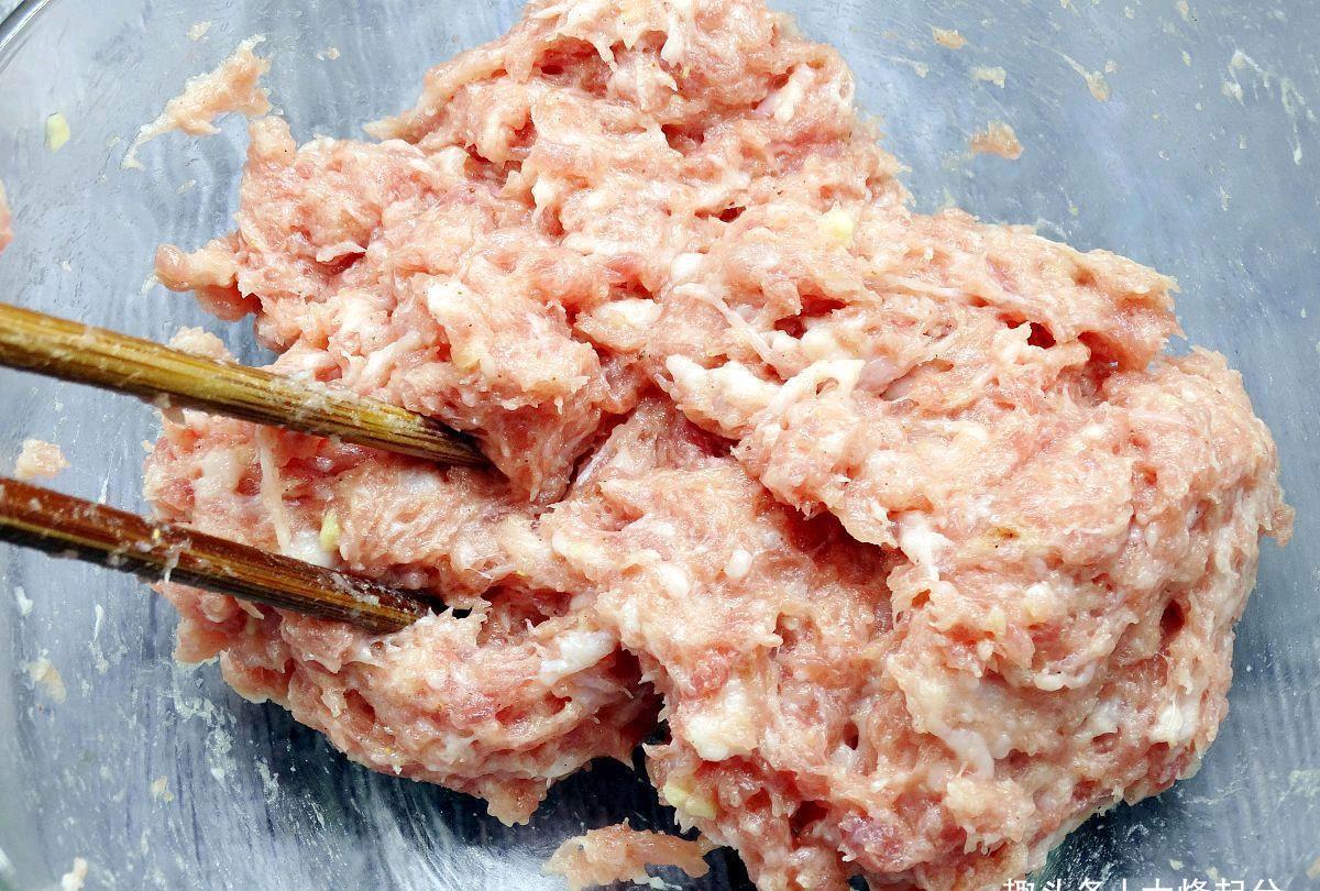 饺子馅|为什么饺子馆的饺子,肉馅打水加菜照样好包?掌握窍门,鲜嫩爆汁