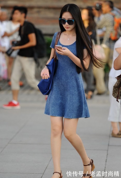 街拍 街拍:当美女穿上牛仔连衣裙后,你会发现原来可以这么美