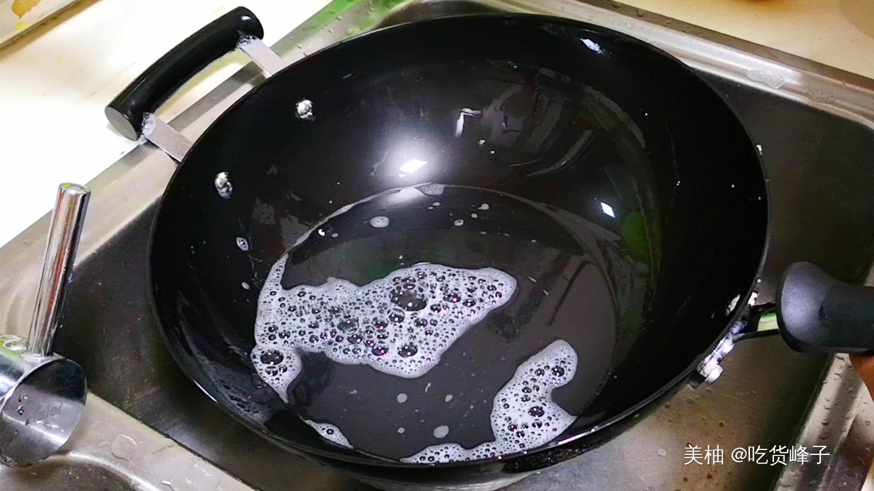  新铁锅最忌直接烧，等于吃掉了涂层，教你开锅技巧，不生锈不粘锅