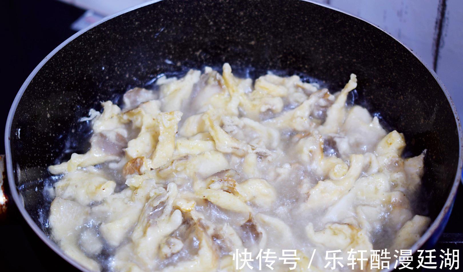 好吃的干炸鲜蘑，五块钱一盘的美食，外酥里嫩