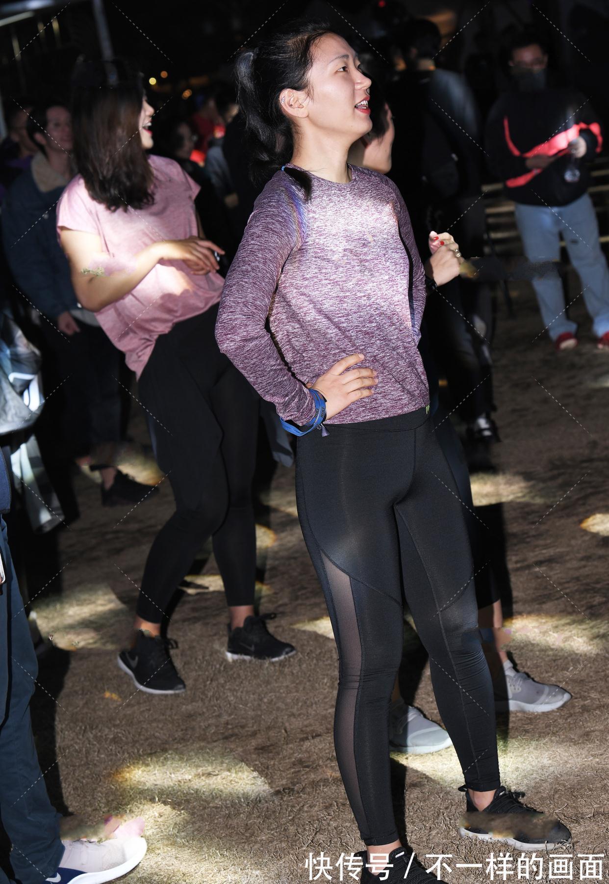 运动装|黑色紧身瑜伽裤搭配灰紫色上衣,低调性感,休闲舒适的运动装