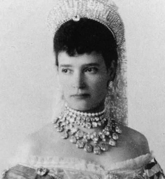 俄罗斯|来自俄罗斯皇室的神秘珠宝,奢华的设计风格,带你领略不一样的美