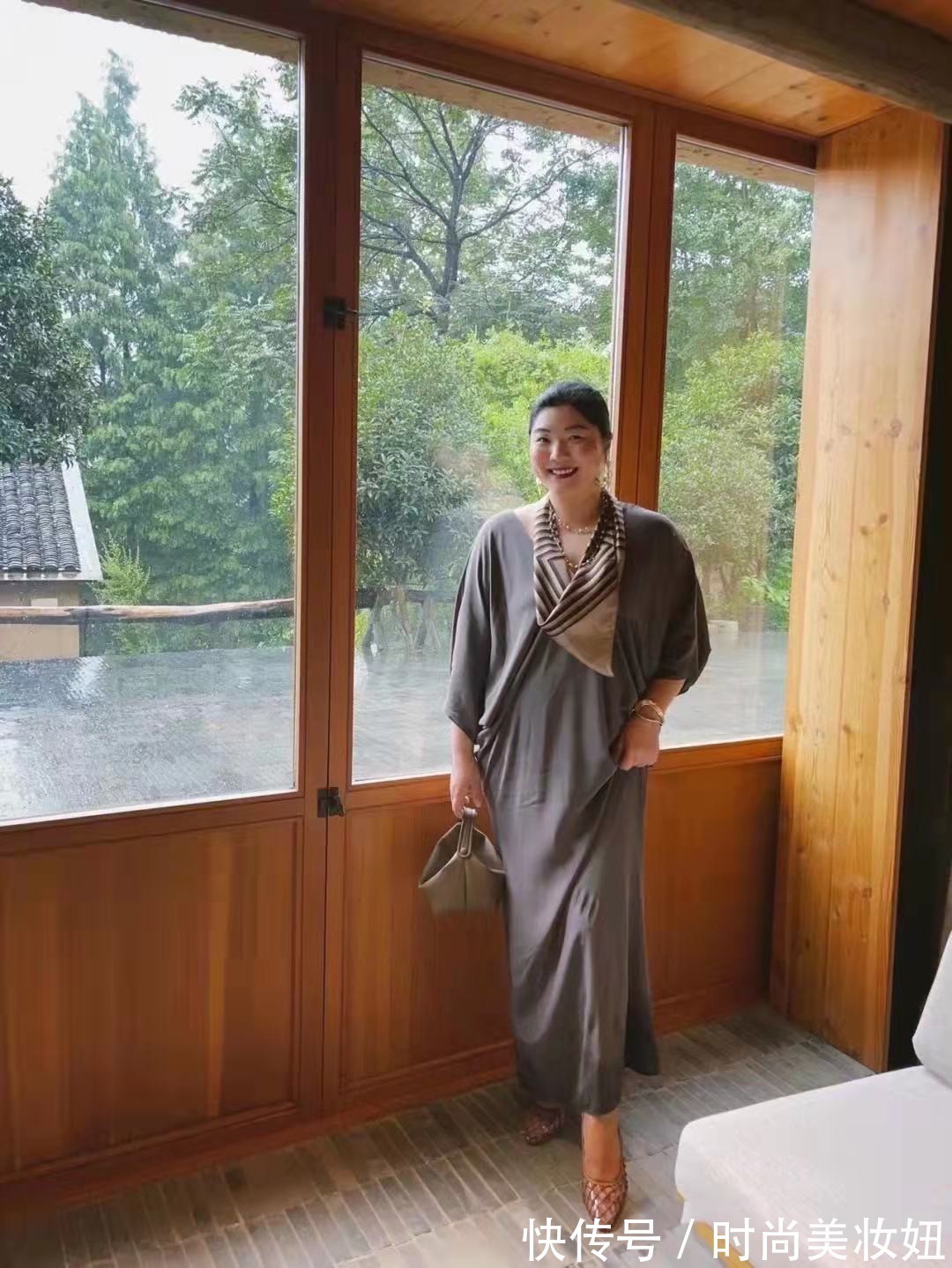 穿搭 这才是中年微胖女人该有的穿搭,高级简约又显贵,无关身材