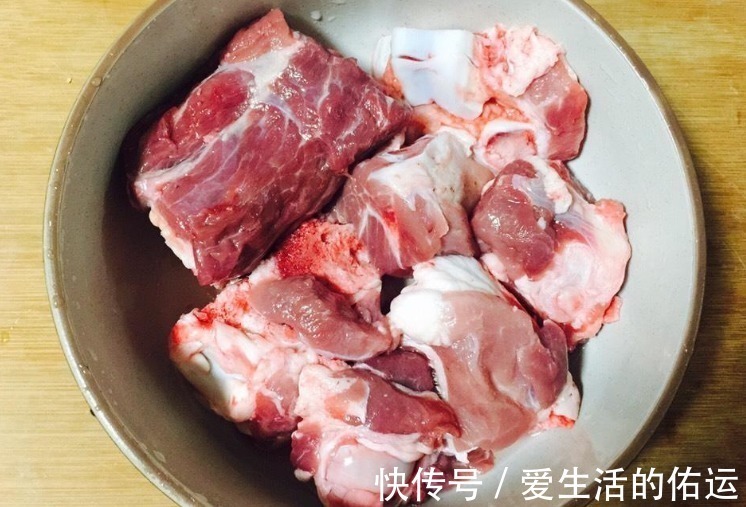 炖骨头汤，只放3个料就够了，炖好后汤白不黑，鲜美不腥不油腻