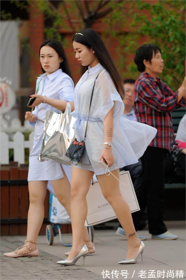 连衣裙 性感丰满街拍:白色连衣裙+银色高跟鞋的美女,衣袂飘飘的小仙女