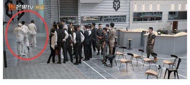 《披荆斩棘》突发意外,网友还原林志炫跌落实情,比正片严重很多