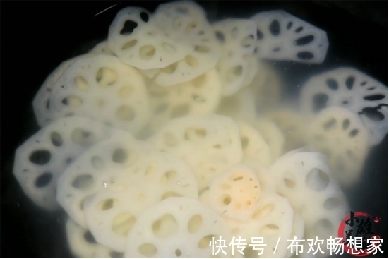 莲藕一焯水就变黑大厨牢记一招，保证藕片白净爽脆，更入味
