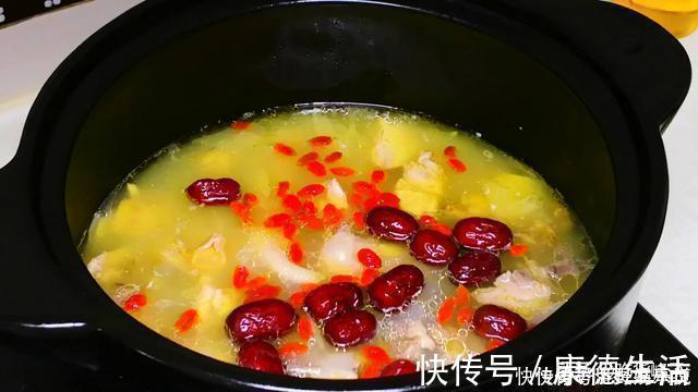 晓峰|炖鸡汤,记住放“1白1黄1红”,炖出的汤汁浓郁不油腻,无腥味