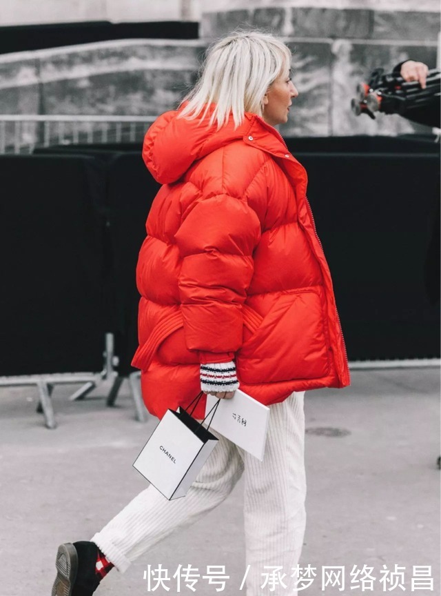 “黑羽绒服”别再穿了,今年最流行这3款羽绒服,穿对一款你就赢