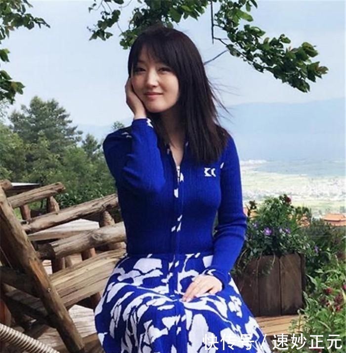 女人味 50岁左右的女人，发型不要留羊毛卷和黑长直，这些更洋气