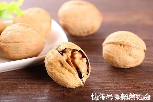 斑纹|买核桃就要挑“母”的,果肉厚不发苦,学会这3个招,一挑一个准