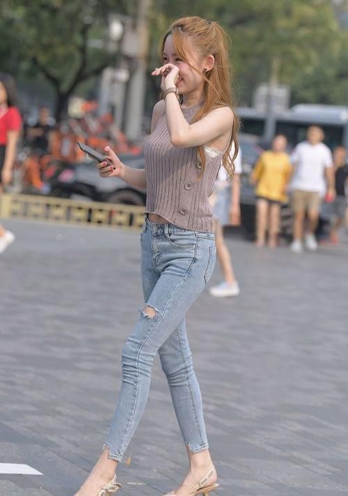 美女|美女的紧身牛仔裤搭配,时尚休闲两不误,美貌至极!