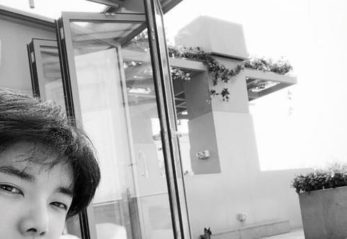 华晨宇|走进华晨宇现实中的家，空空荡荡的客厅，就放个柜子和电视而已