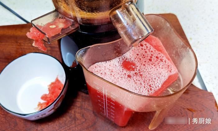 保鲜盒|韩国大妈教的切西瓜方法，在朋友圈火了，网友：用勺挖不香吗？