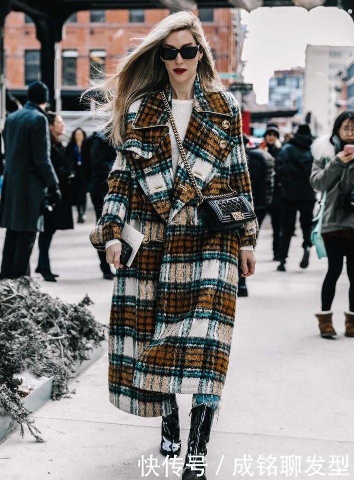 今年冬天流行什么大衣?优雅大气的格纹大衣很火,美得高级不撞衫