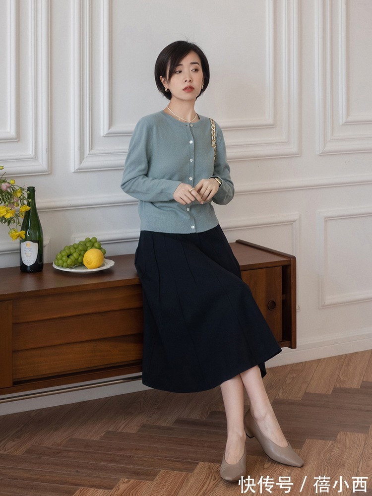 搭配 早春穿裙子流行“过膝不过踝”,配西装、风衣都挺美,打造时髦感
