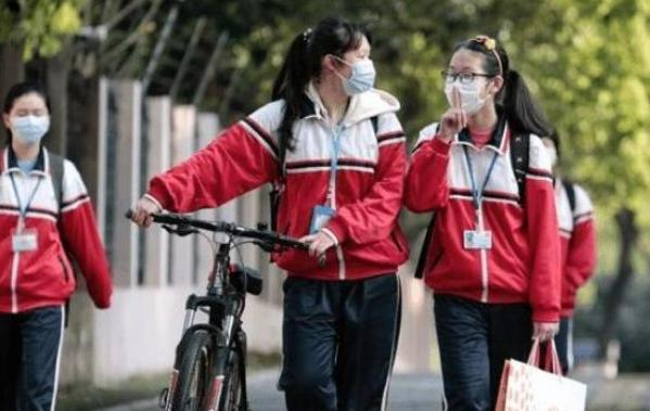 好好学习|大学教授怒斥家长:早晚接送会毁了孩子!不料网络上骂声此起彼伏