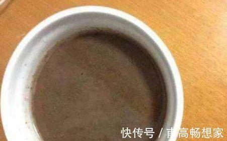 雨过天晴，拿着铲子去路边，挖点“蚯蚓土”回家晒一晒，用来养花