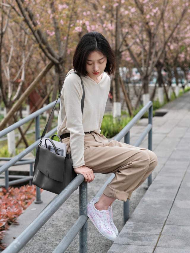 针织衫|初秋,卫衣搭配直筒裤简约高级,还能提升气质感,美如初恋女友