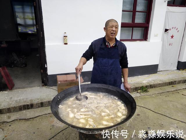 李师傅|51岁厨师徒弟和72岁师傅搭班做宴席，两人一天挣300元