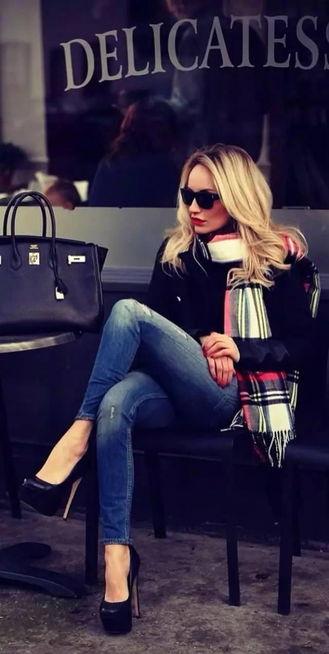 围巾戴不好就俗得很，今年流行这样戴，真漂亮！