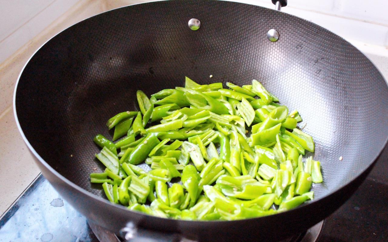 这样做出来的炒肉味道一级棒,一点也不输于饭店,又辣又开胃