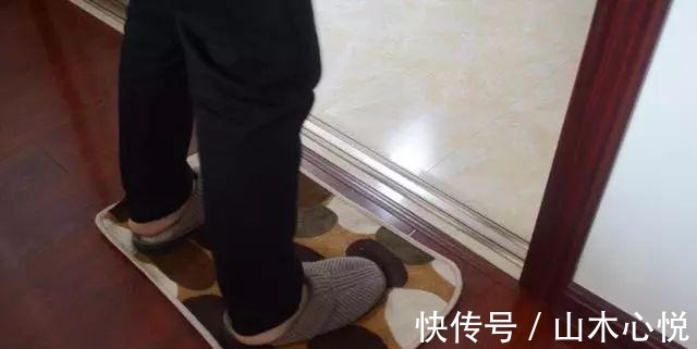 卫生间里放一个水果网套，一年省下不少钱，以后再也不舍得扔了