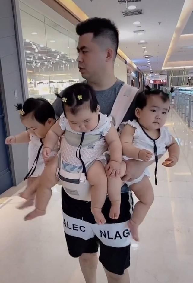 宝宝们|爸妈带仨娃逛商场,爸爸怀抱成必争之地,妈妈坐小推车不香吗