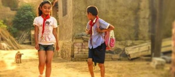 “妈,能别抱弟弟接我吗”,女儿拒绝妈妈接,揭露二胎家庭暗伤